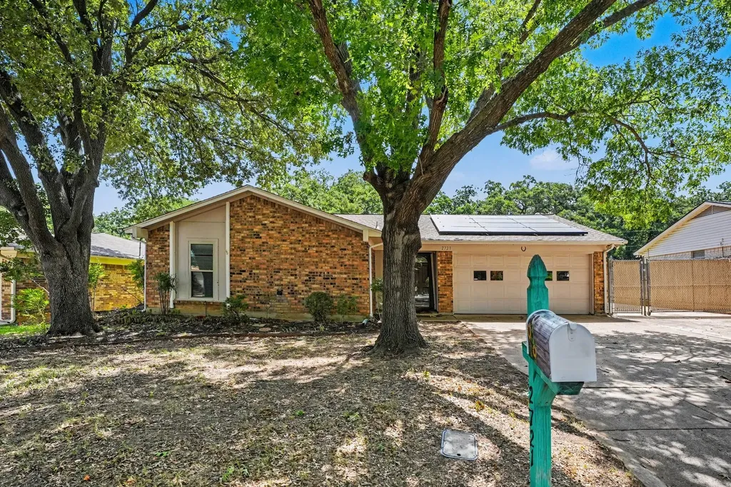 2721 Lucas Drive Arlington TX 76015