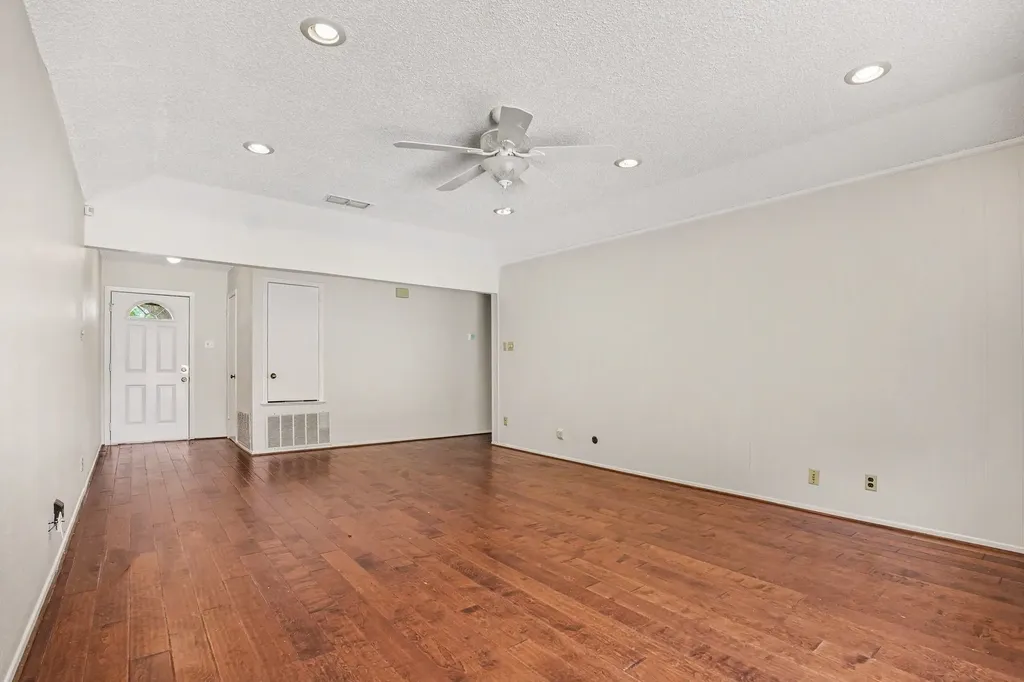 2721 Lucas Drive Arlington TX 76015