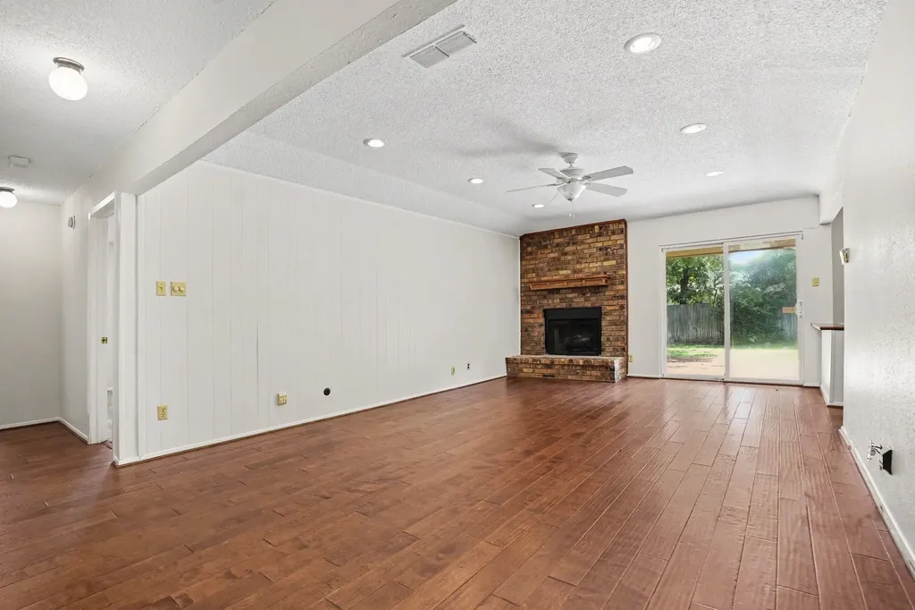 2721 Lucas Drive Arlington TX 76015