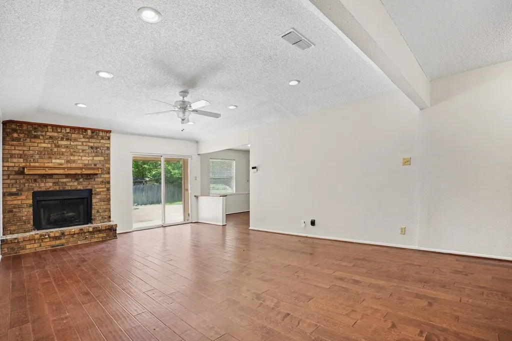 2721 Lucas Drive Arlington TX 76015