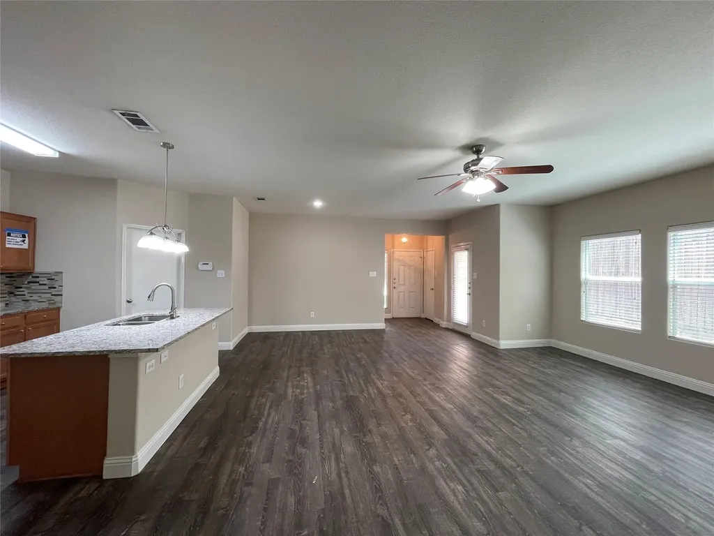 1237 Grand Central Parkway Fort Worth TX 76131