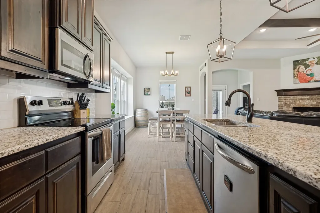 2108 Hill Crest Court Weatherford TX 76086