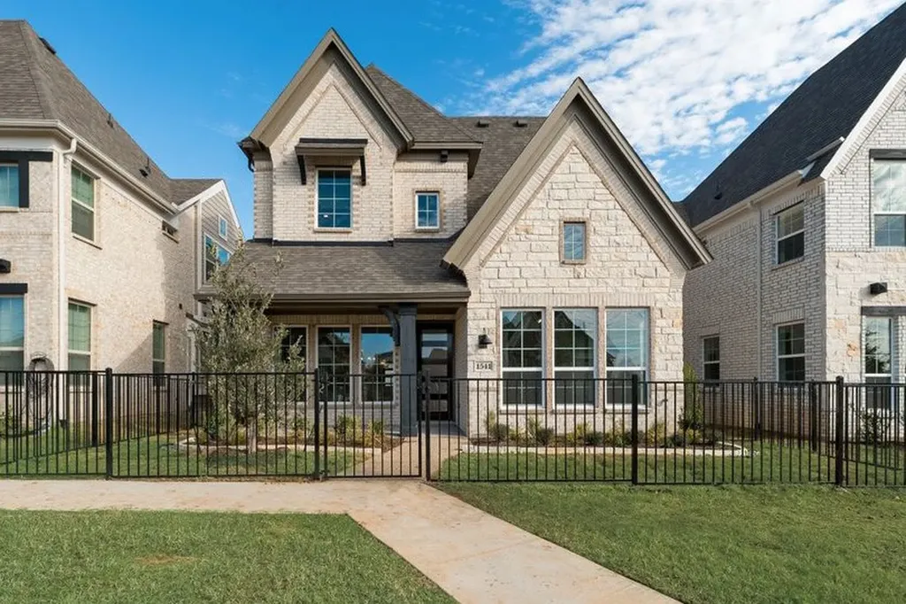 1525 Euclid Alley Corinth TX 76208
