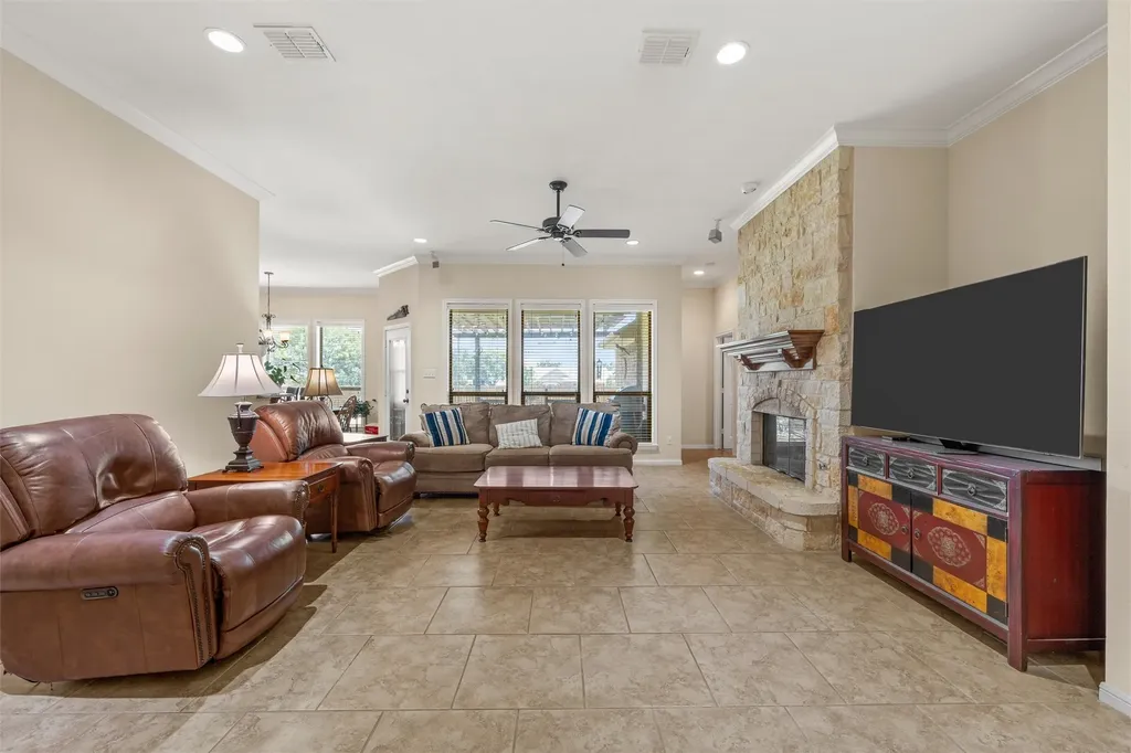 208 Silver Spur Trail Mcgregor TX 76657