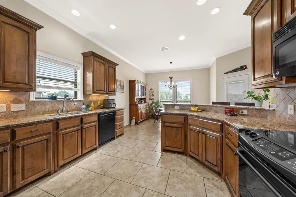 208 Silver Spur Trail Mcgregor TX 76657