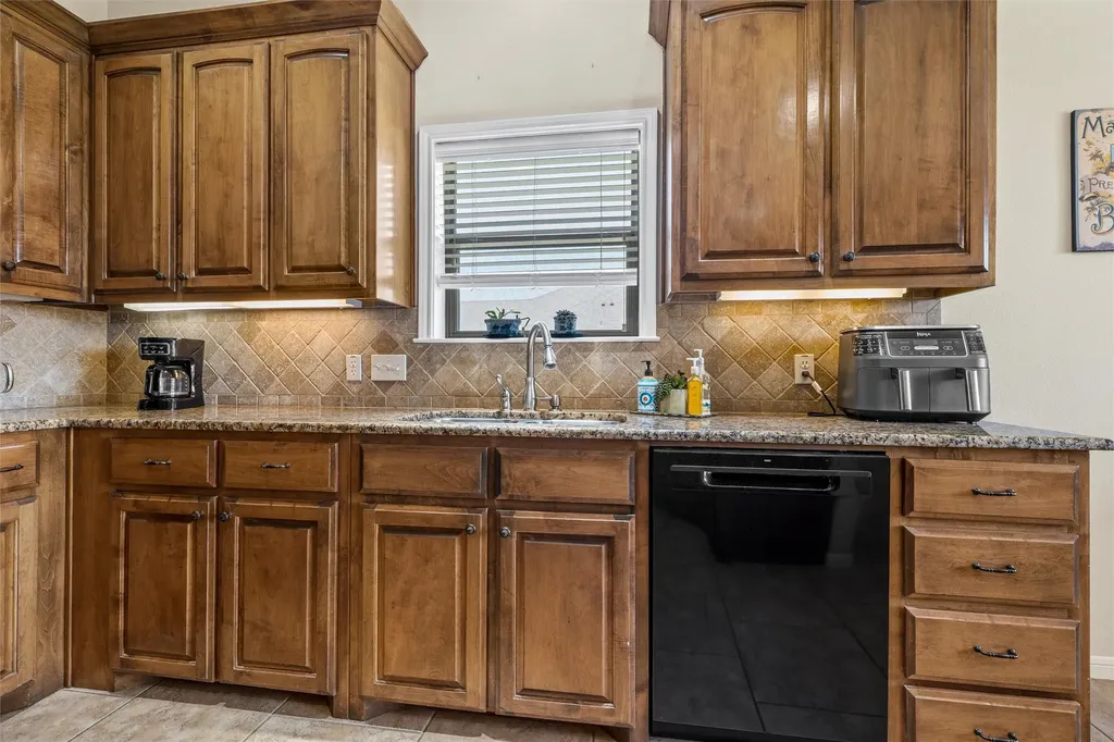 208 Silver Spur Trail Mcgregor TX 76657
