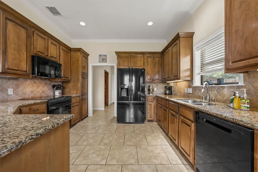 208 Silver Spur Trail Mcgregor TX 76657
