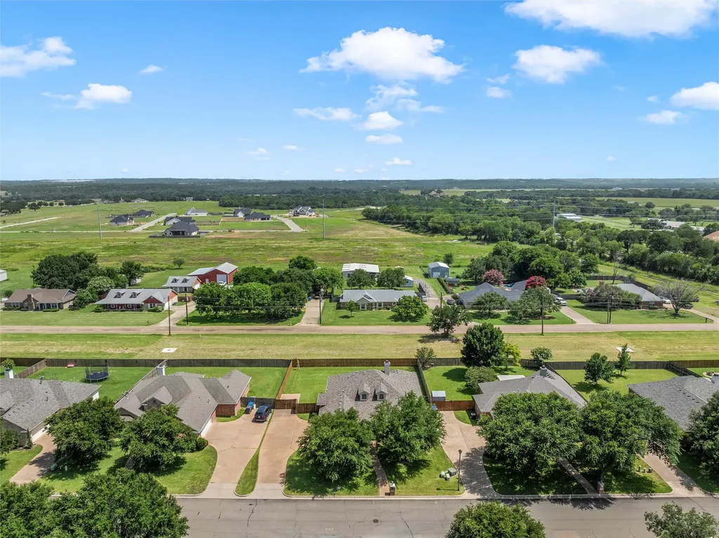 208 Silver Spur Trail Mcgregor TX 76657