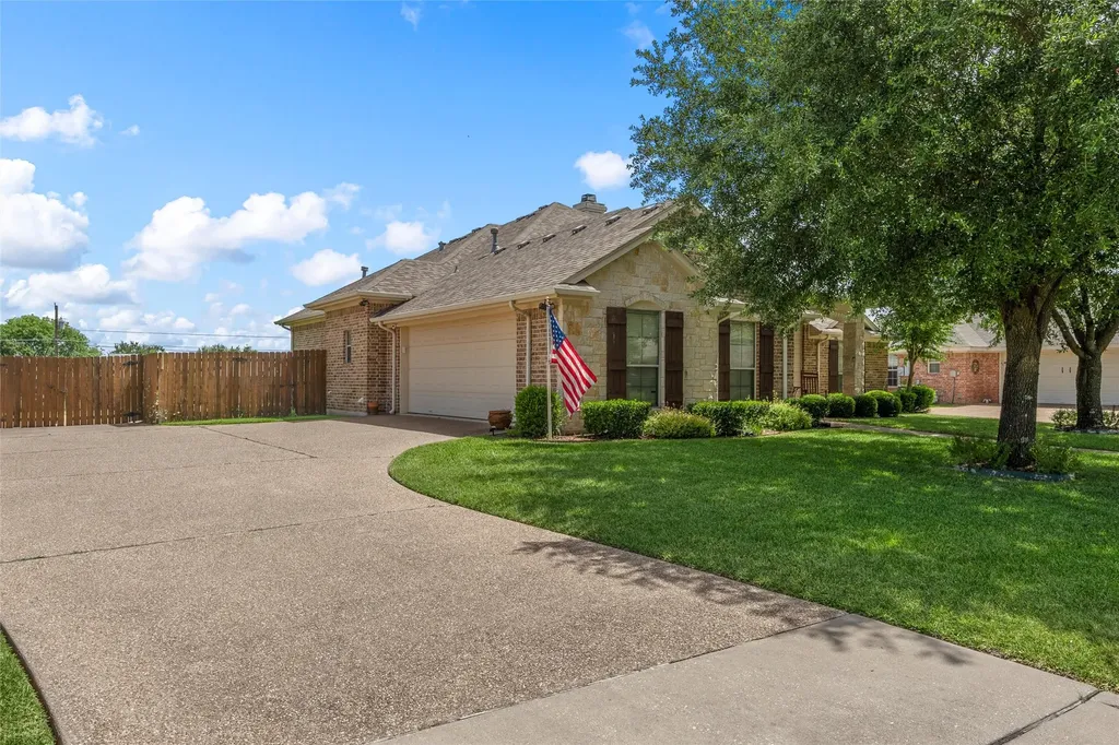 208 Silver Spur Trail Mcgregor TX 76657
