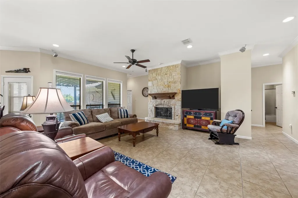 208 Silver Spur Trail Mcgregor TX 76657