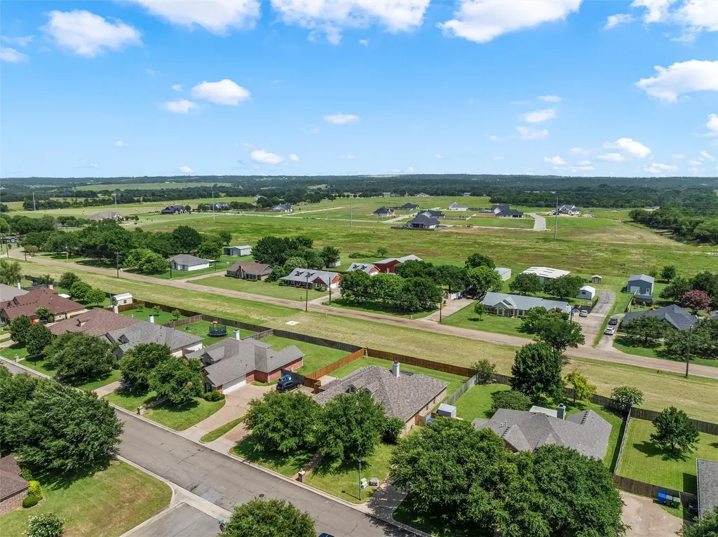 208 Silver Spur Trail Mcgregor TX 76657