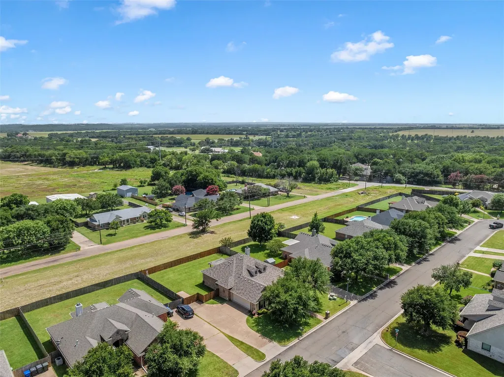 208 Silver Spur Trail Mcgregor TX 76657
