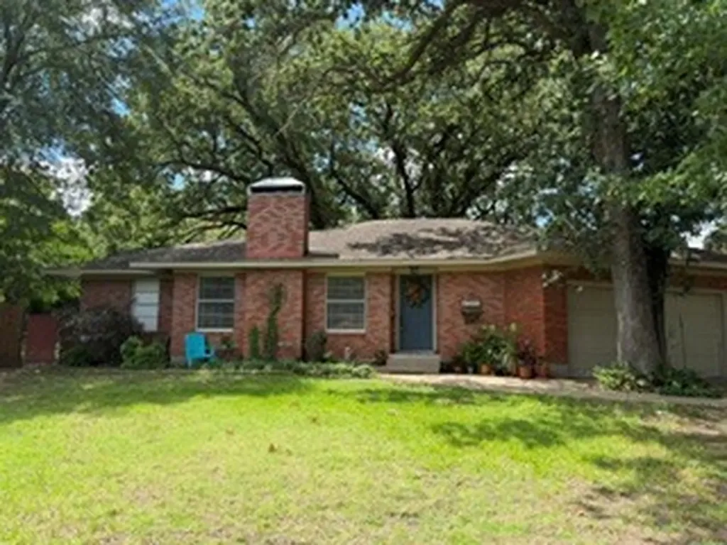 1906 E Beverly Drive Corsicana TX 75110