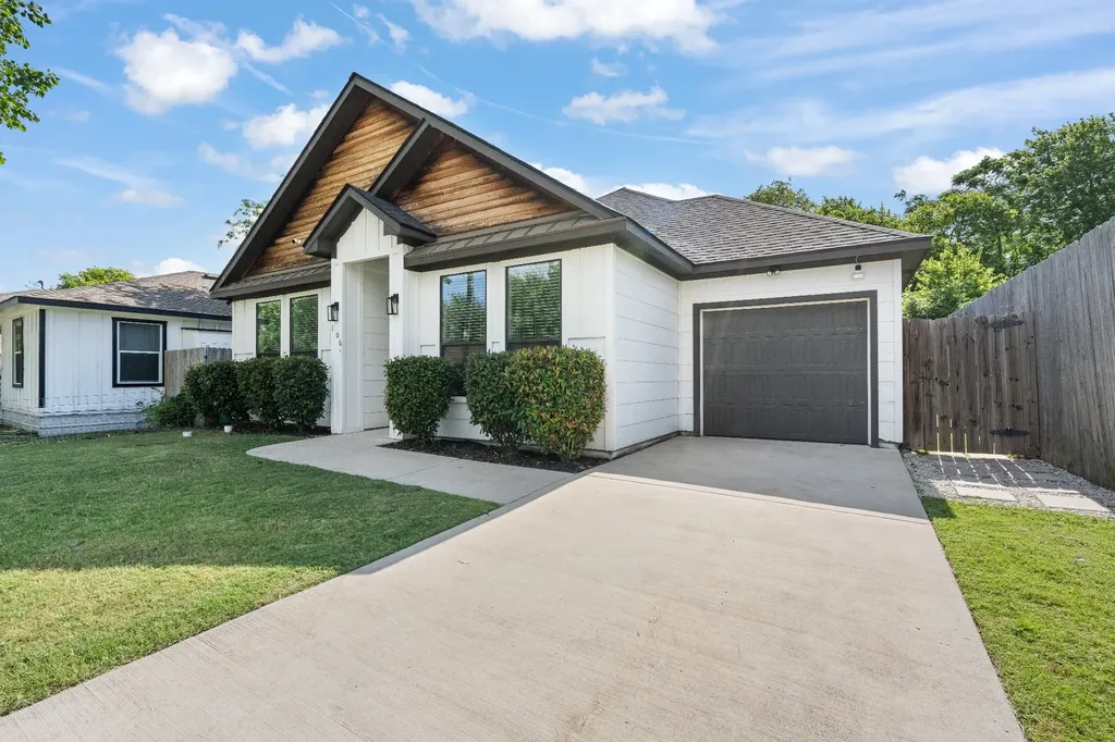 106 1/2 Cook Street Waxahachie TX 75165