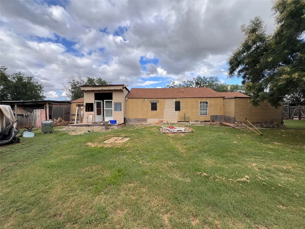 762 Scott Street Tye TX 79563
