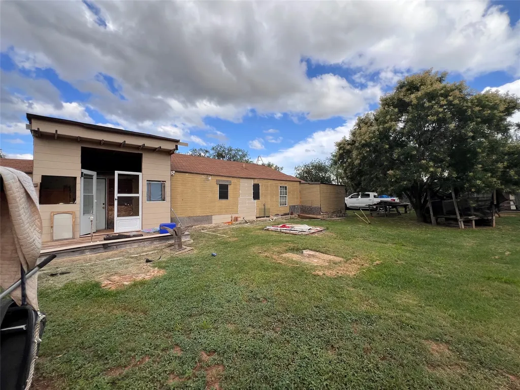 762 Scott Street Tye TX 79563
