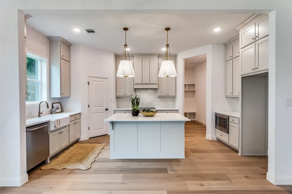622 Sterling Court Benbrook TX 76126