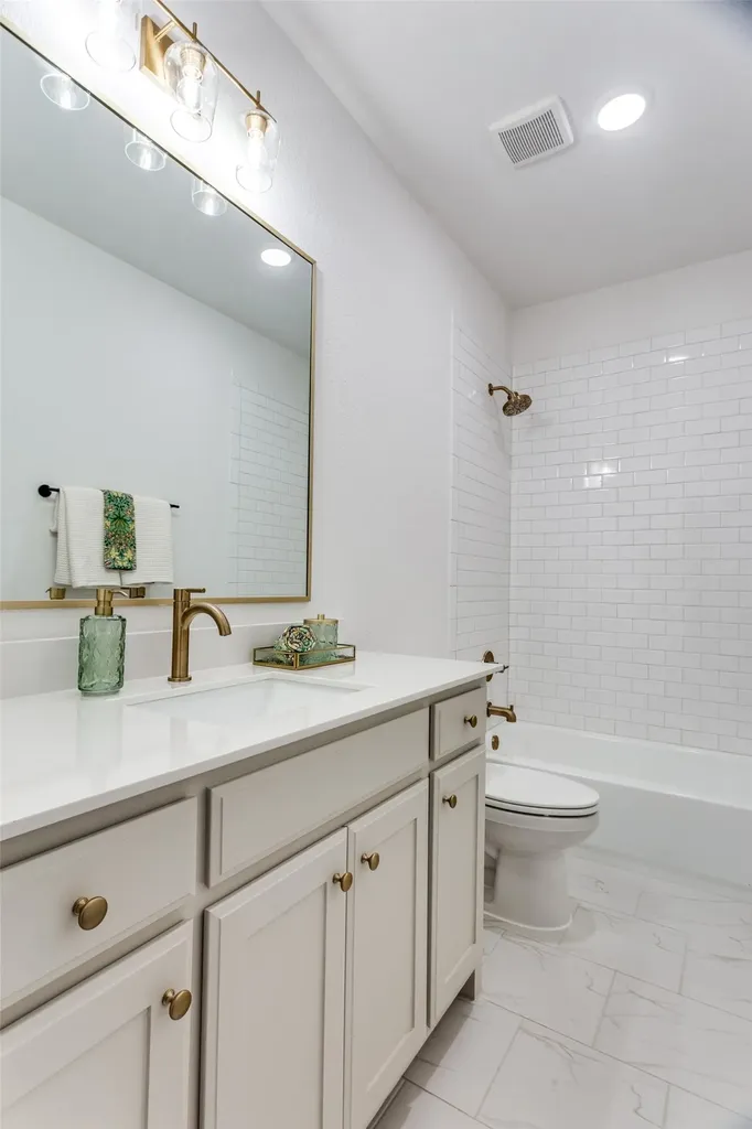 622 Sterling Court Benbrook TX 76126
