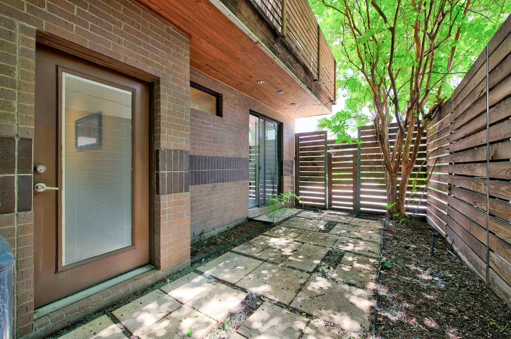 381 E Greenbriar Lane Dallas TX 75203
