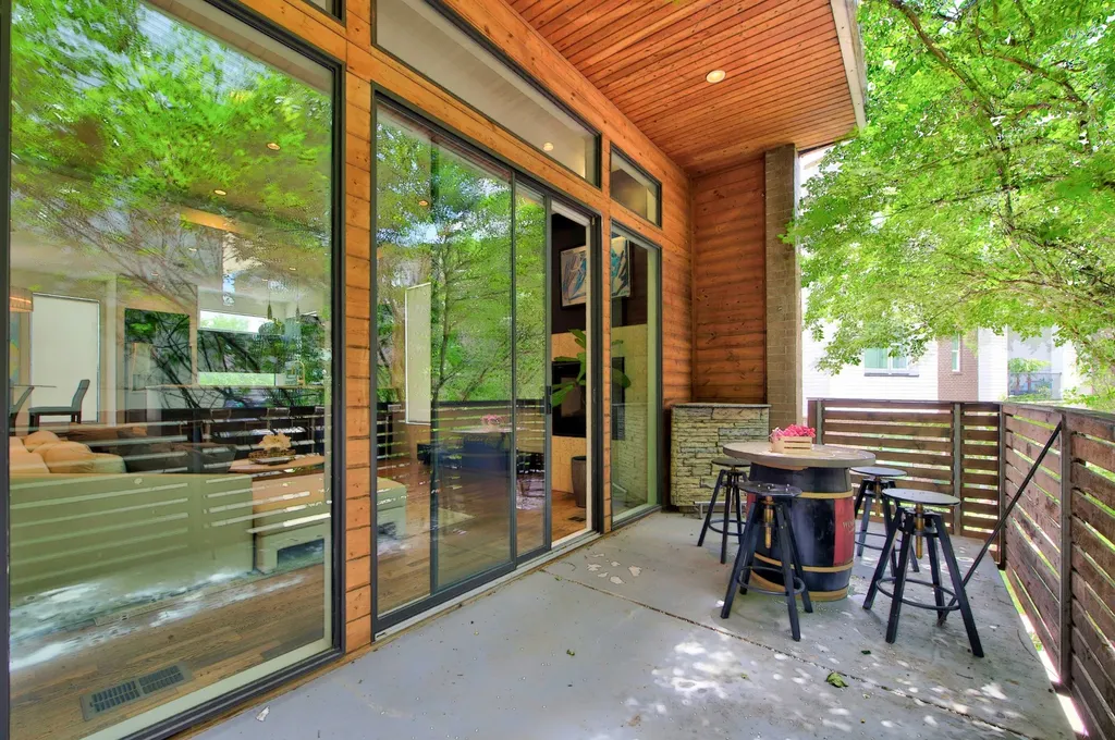 381 E Greenbriar Lane Dallas TX 75203