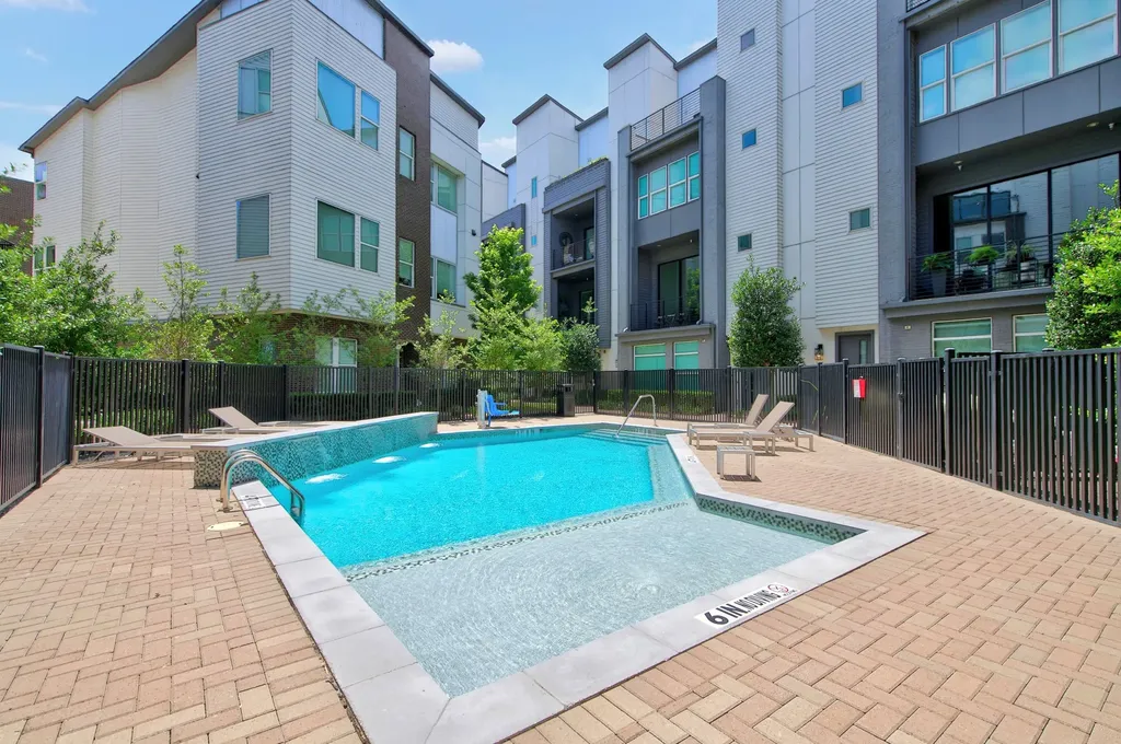 381 E Greenbriar Lane Dallas TX 75203