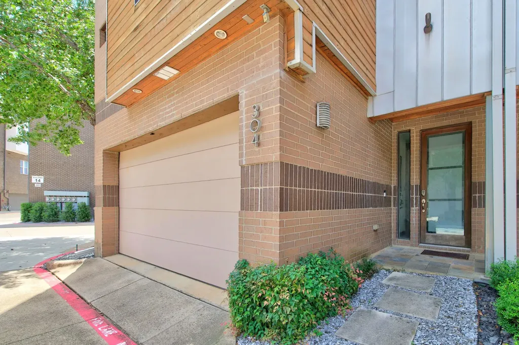 381 E Greenbriar Lane Dallas TX 75203
