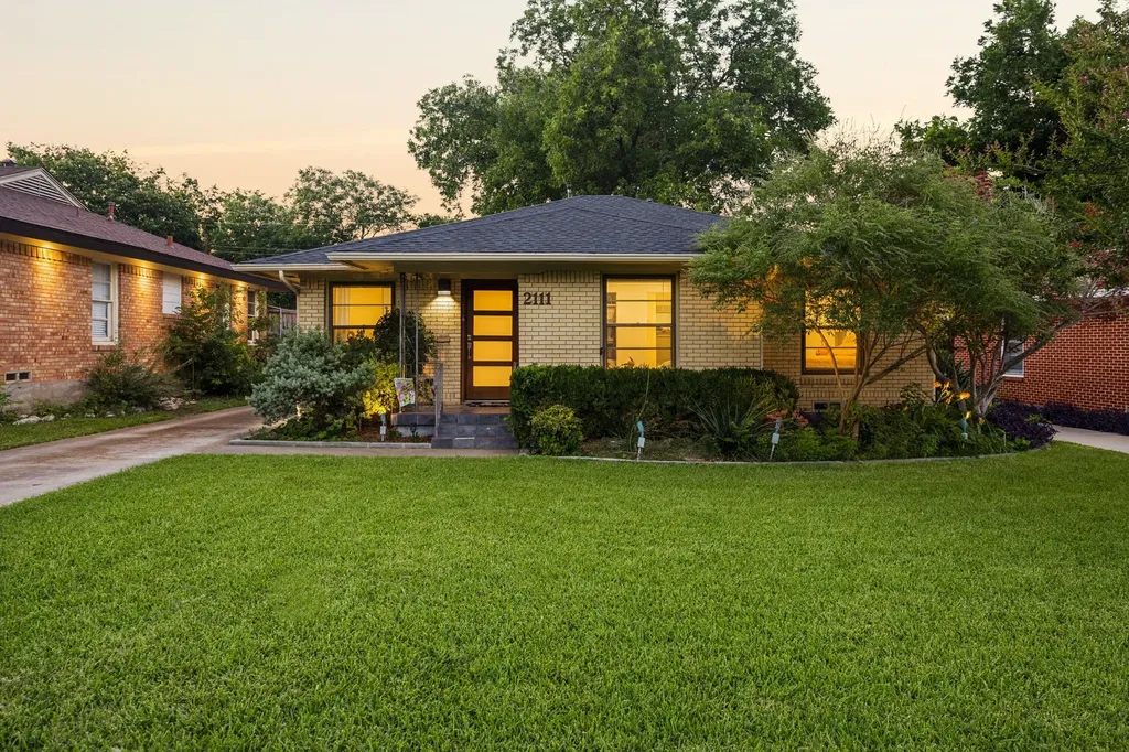 2111 Melbourne Avenue Dallas TX 75224