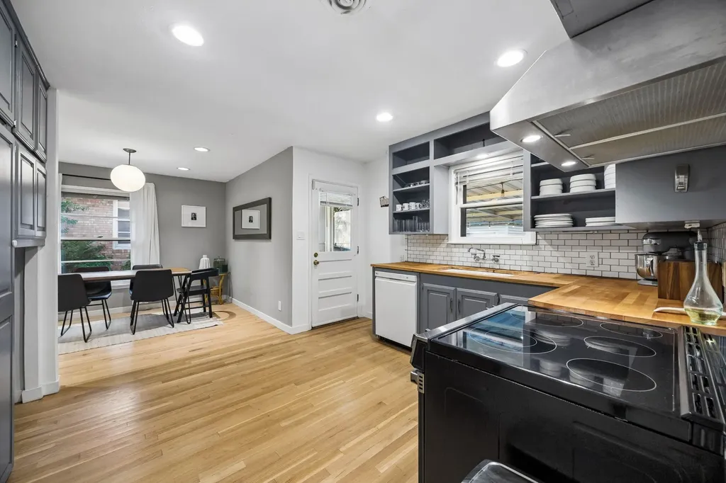 2111 Melbourne Avenue Dallas TX 75224