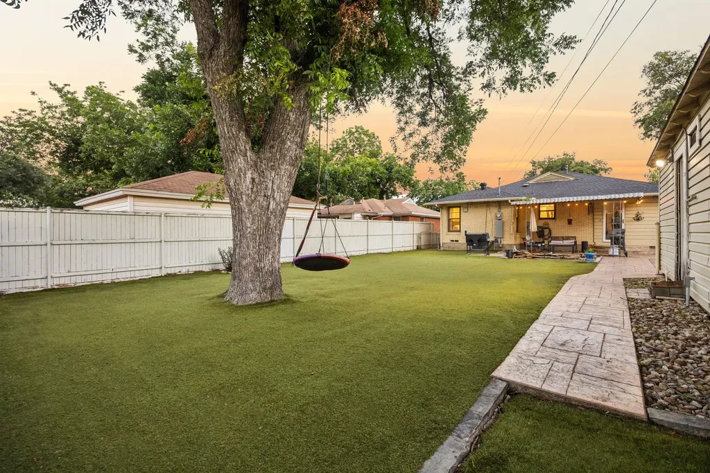 2111 Melbourne Avenue Dallas TX 75224