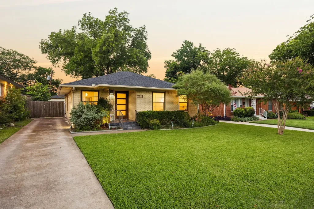 2111 Melbourne Avenue Dallas TX 75224