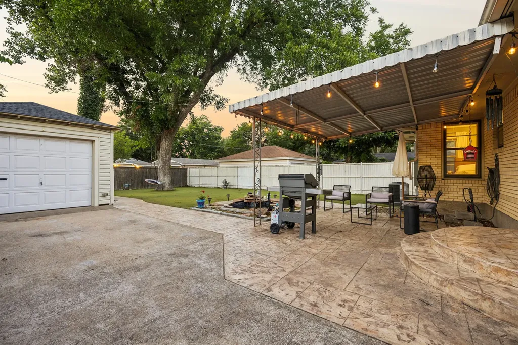 2111 Melbourne Avenue Dallas TX 75224