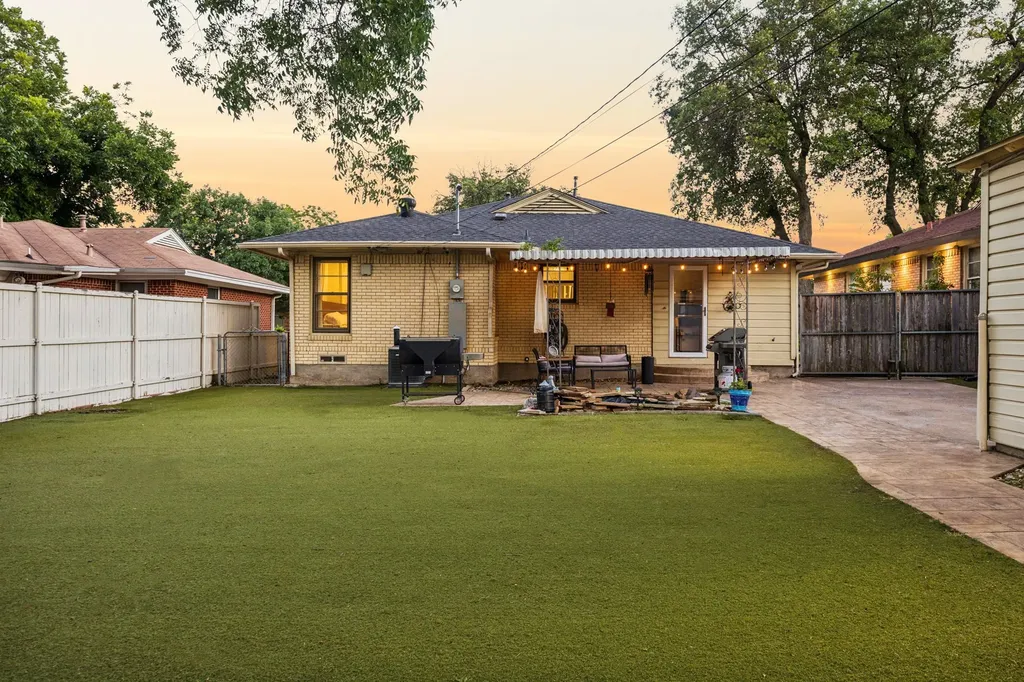2111 Melbourne Avenue Dallas TX 75224
