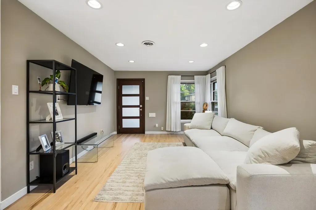 2111 Melbourne Avenue Dallas TX 75224