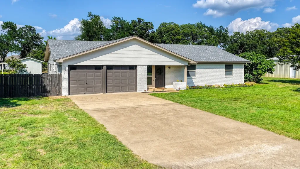 3905 Mountain Vista Drive Granbury TX 76048