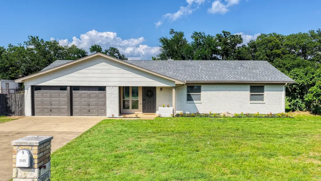 3905 Mountain Vista Drive Granbury TX 76048