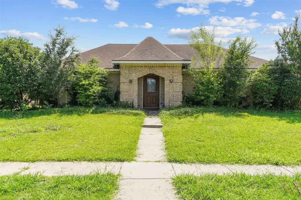 106 E Schreiber Street Garland TX 75040