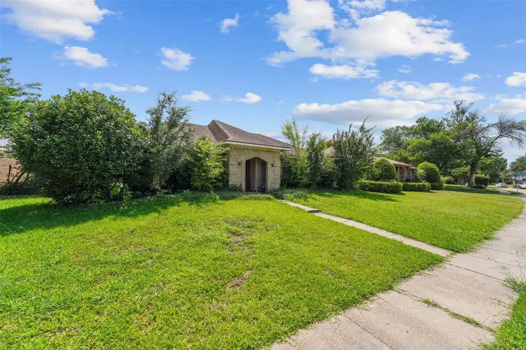 106 E Schreiber Street Garland TX 75040