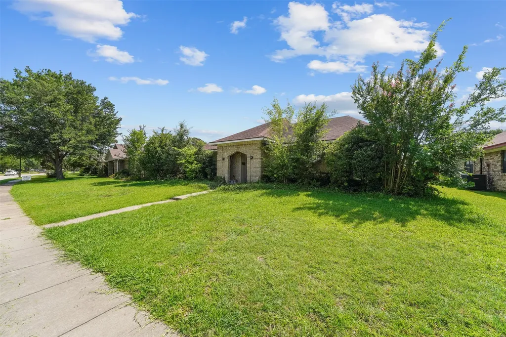 106 E Schreiber Street Garland TX 75040