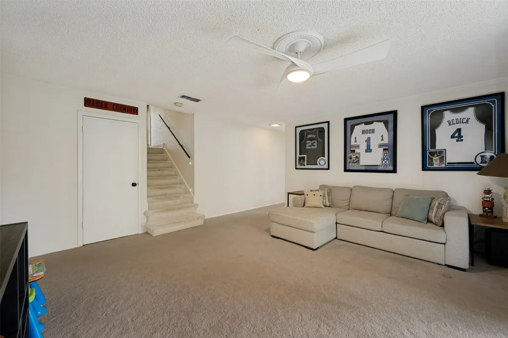909 Edgecliff Drive Bedford TX 76022