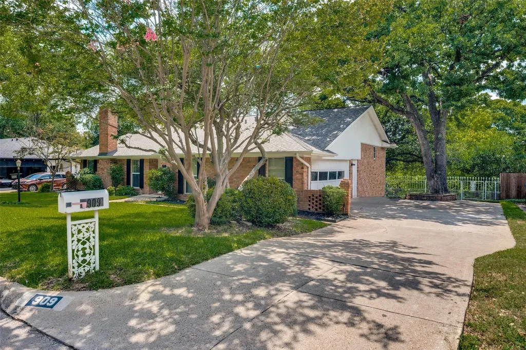 909 Edgecliff Drive Bedford TX 76022