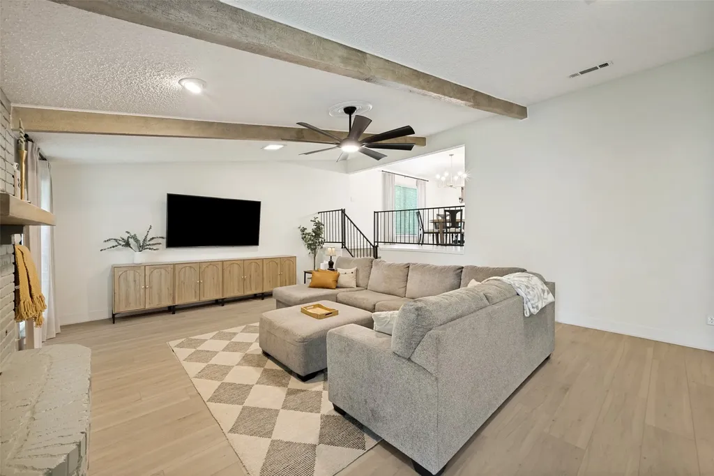 909 Edgecliff Drive Bedford TX 76022