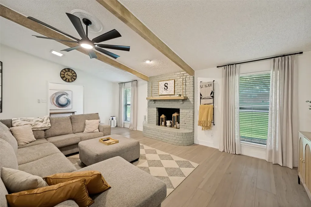 909 Edgecliff Drive Bedford TX 76022