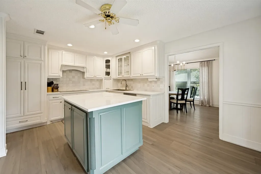 909 Edgecliff Drive Bedford TX 76022