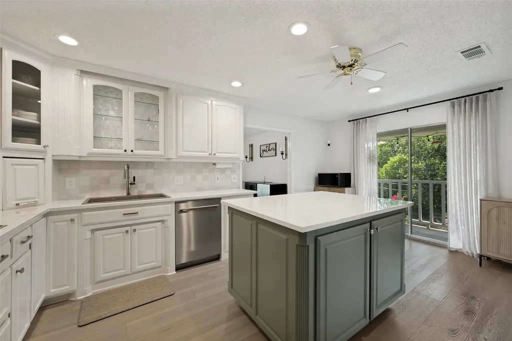 909 Edgecliff Drive Bedford TX 76022
