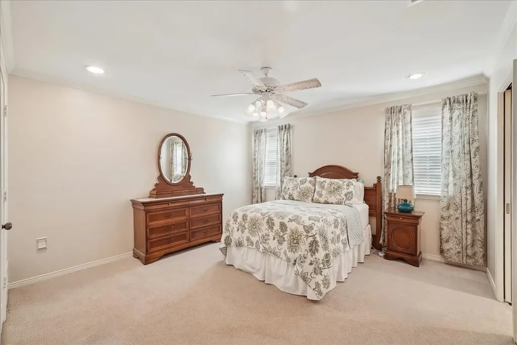 604 S Hampton Road Oak Leaf TX 75154