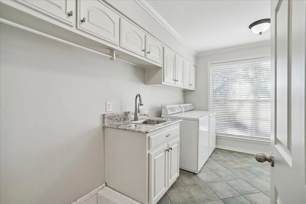604 S Hampton Road Oak Leaf TX 75154