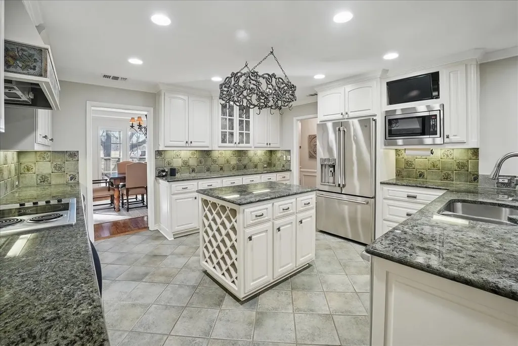 604 S Hampton Road Oak Leaf TX 75154
