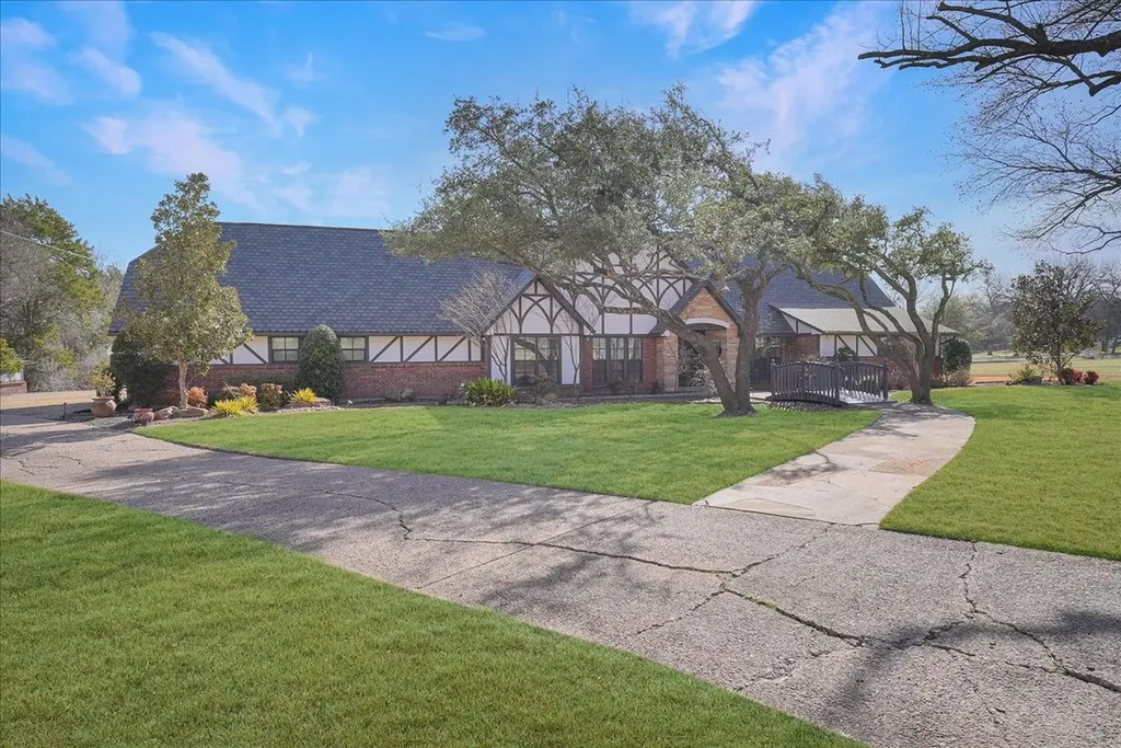 604 S Hampton Road Oak Leaf TX 75154