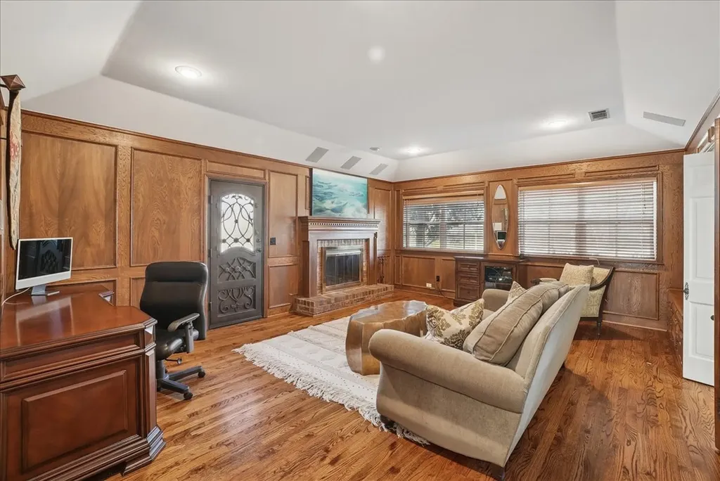 604 S Hampton Road Oak Leaf TX 75154
