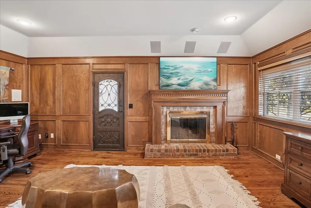 604 S Hampton Road Oak Leaf TX 75154